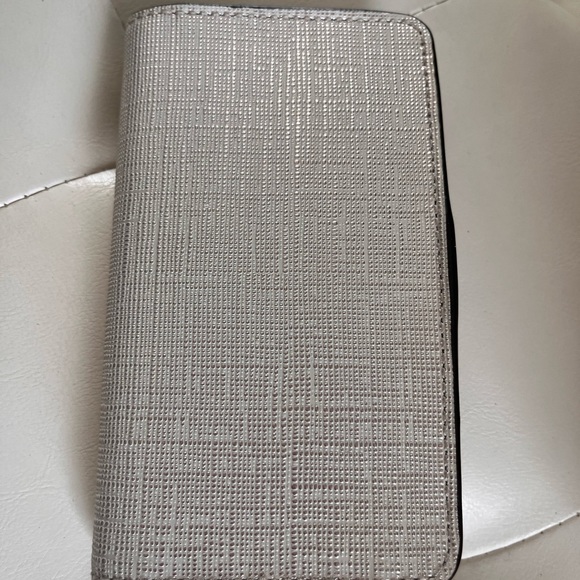 Henri Bendel saffiano leather white and gold wallet - Picture 3 of 3